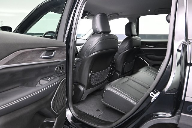 Used 2023 Jeep Grand Cherokee Limited w/ Black Appearance Package AWD/4WD image 21