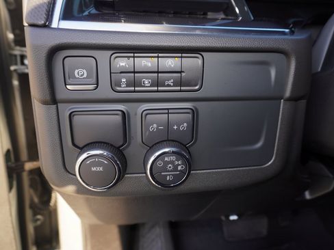 Used 2025 Chevrolet Suburban RST image 23