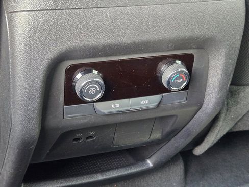 Used 2025 Chevrolet Traverse LT image 18