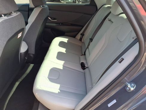 Certified 2025 Hyundai Elantra Limited FWD image 16