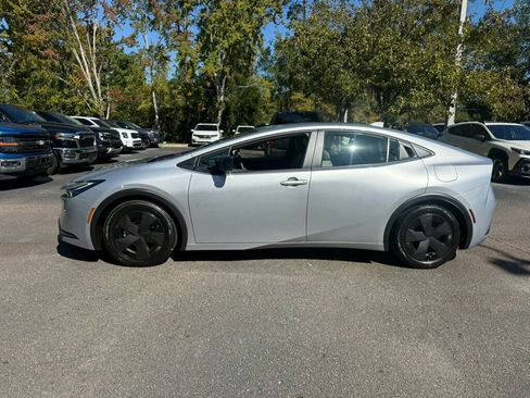 Used 2025 Toyota Prius LE image 2