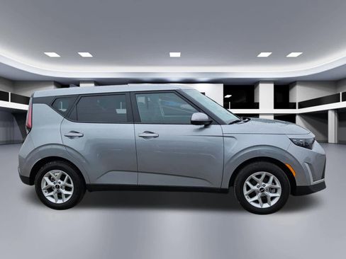 Certified 2025 Kia Soul LX w/ LX Technology Package FWD image 7