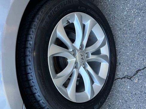 Used 2013 Hyundai Genesis 3.8 image 10