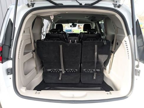 Used 2024 Chrysler Pacifica Touring-L image 29