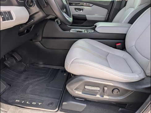 Used 2025 Honda Pilot Touring image 9