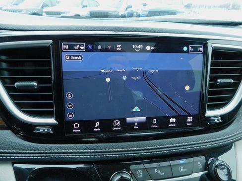 Used 2024 Chrysler Pacifica Limited image 36