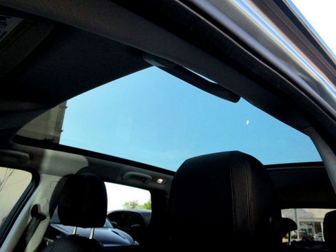 Used 2015 Land Rover Discovery Sport HSE Luxury image 25