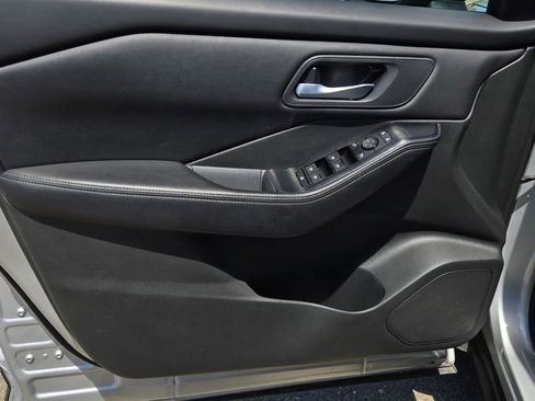 Used 2024 Nissan Rogue SV FWD image 10