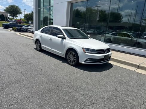Used 2017 Volkswagen Jetta SEL FWD image 3
