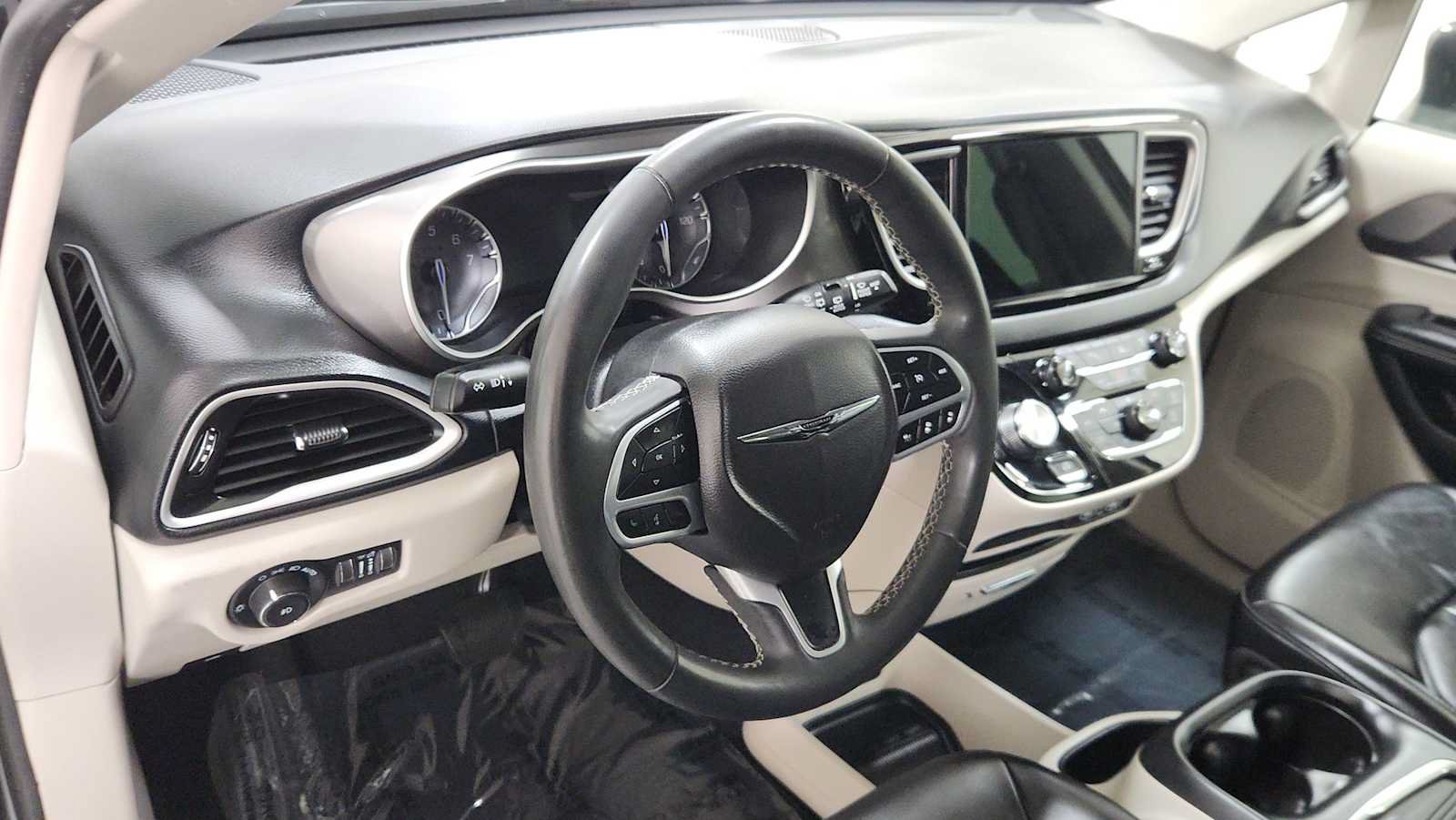 Used 2023 Chrysler Pacifica Touring-L FWD image 12