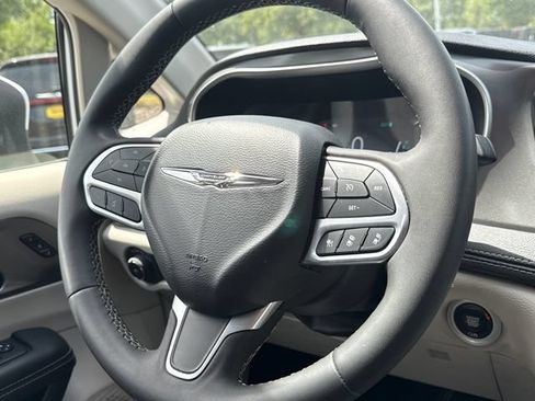 Used 2023 Chrysler Pacifica Touring-L FWD image 12