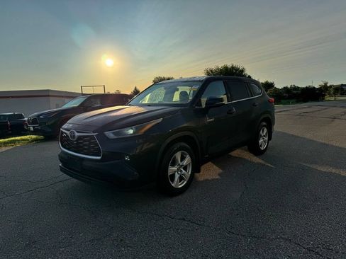 Used 2021 Toyota Highlander LE AWD/4WD image 12