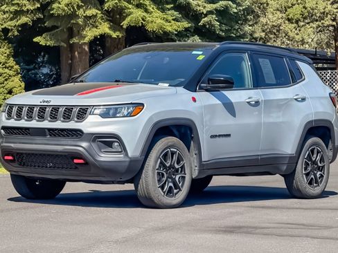 Used 2025 Jeep Compass Trailhawk AWD/4WD image 9