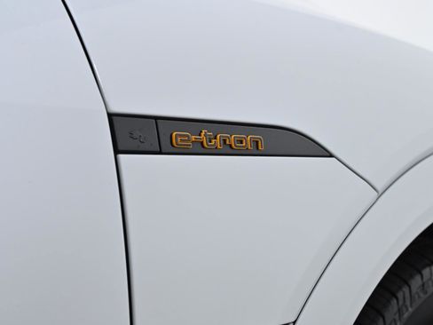 Used 2022 Audi e-tron Chronos image 10