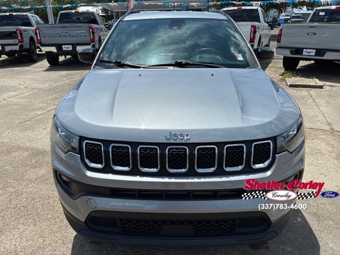 Used 2024 Jeep Compass Latitude AWD/4WD image 3