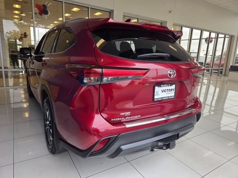 Used 2020 Toyota Highlander XLE AWD/4WD image 8
