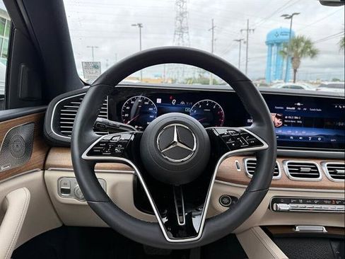 Used 2025 Mercedes-Benz GLS 450 4MATIC image 16