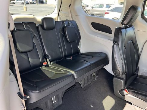 Used 2024 Chrysler Pacifica Touring-L image 15