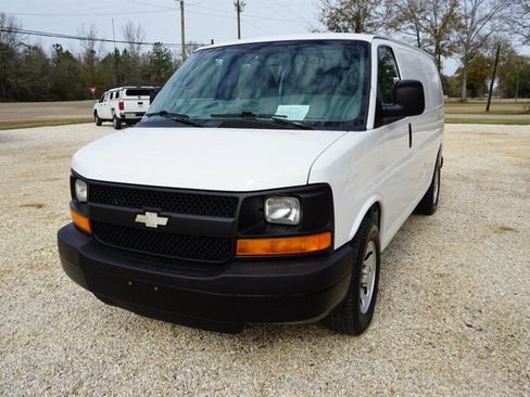 Used 2010 Chevrolet Express 1500 image 4