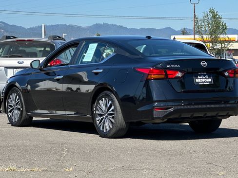 Used 2025 Nissan Altima 2.5 SV FWD image 7