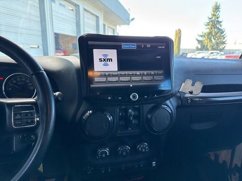 Used 2017 Jeep Wrangler Unlimited Rubicon image 24