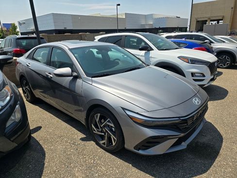 Used 2025 Hyundai Elantra Limited FWD image 16