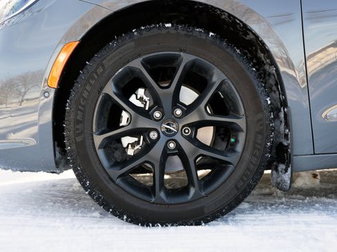 Used 2023 Chrysler Pacifica Touring-L w/ S Appearance Package image 14