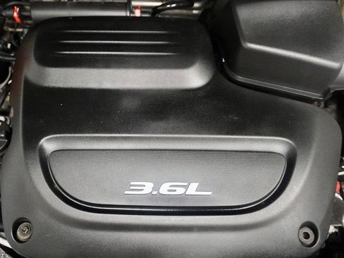 Used 2018 Chrysler Pacifica Touring-L image 39