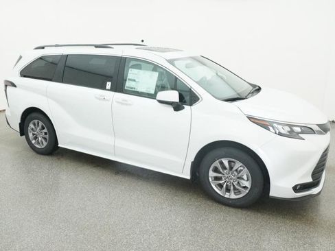 New 2026 Toyota Sienna XLE image 34