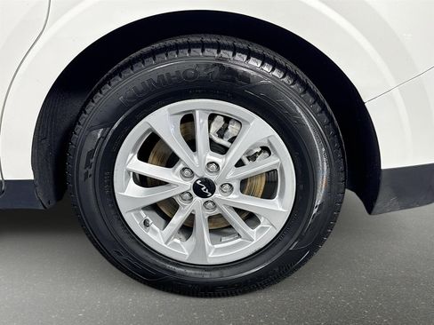 Used 2024 Kia Carnival LX image 29