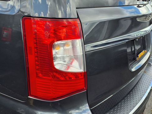 Used 2012 Chrysler Town & Country Touring-L w/ Driver Convenience Group image 27