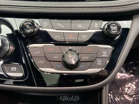 Used 2025 Chrysler Pacifica Limited FWD image 21