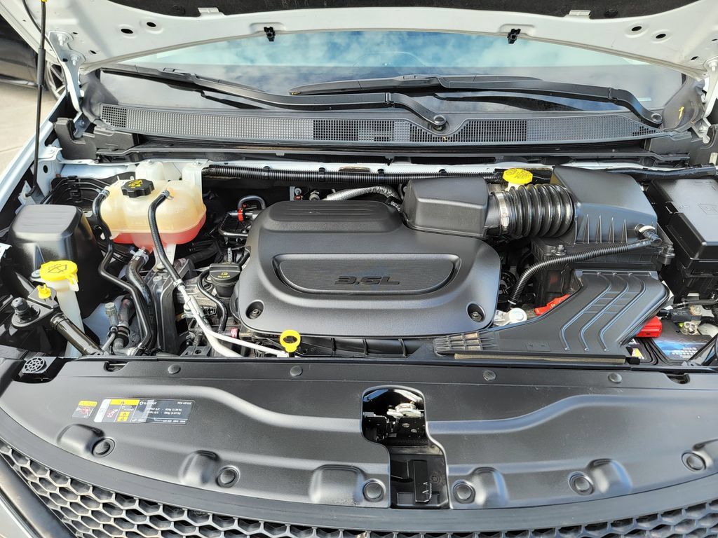Used 2022 Chrysler Voyager LX FWD image 9