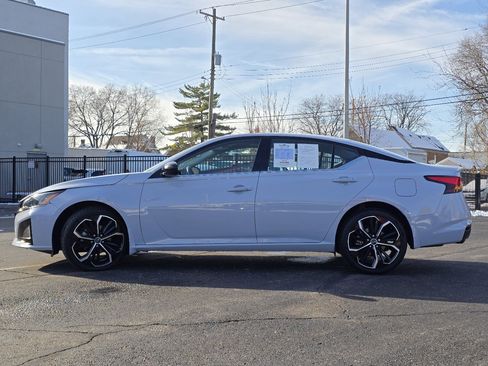 Used 2023 Nissan Altima 2.5 SR w/ SR Premium Package image 23