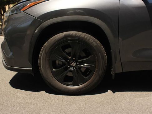Used 2021 Toyota Highlander XLE AWD/4WD image 11