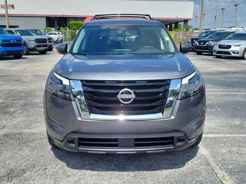 Certified 2024 Nissan Pathfinder SV FWD image 2