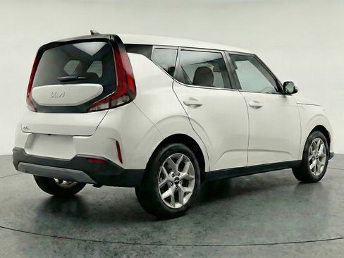 Used 2025 Kia Soul LX w/ LX Technology Package FWD image 9