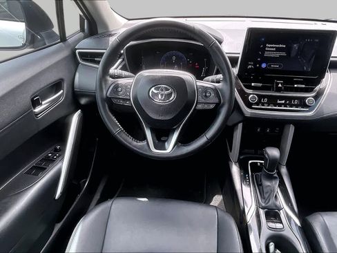 Used 2025 Toyota Corolla Cross XLE FWD image 6