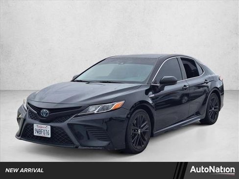Used 2018 Toyota Camry SE image 1