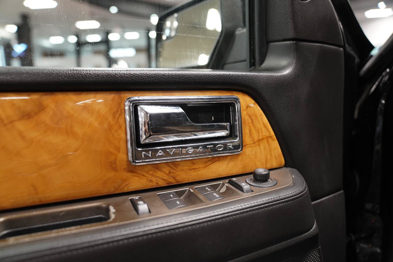 Used 2012 Lincoln Navigator 4WD image 21