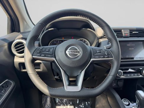 Used 2022 Nissan Versa SR FWD image 20