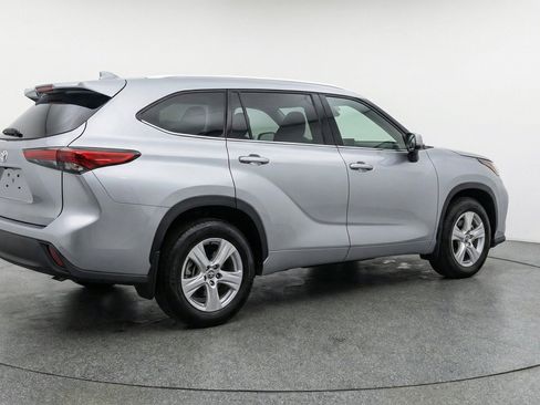 Used 2025 Toyota Highlander LE FWD image 9