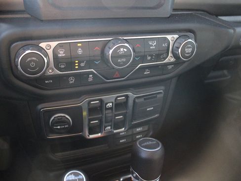 Certified 2021 Jeep Gladiator Willys image 26