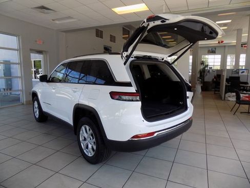 Used 2023 Jeep Grand Cherokee Limited w/ Trailer Tow Prep Group (B) AWD/4WD image 6