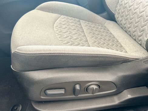 Used 2022 Chevrolet Equinox LS w/ LS Convenience Package image 12