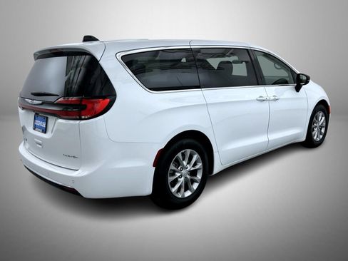Certified 2026 Chrysler Pacifica Limited FWD image 5