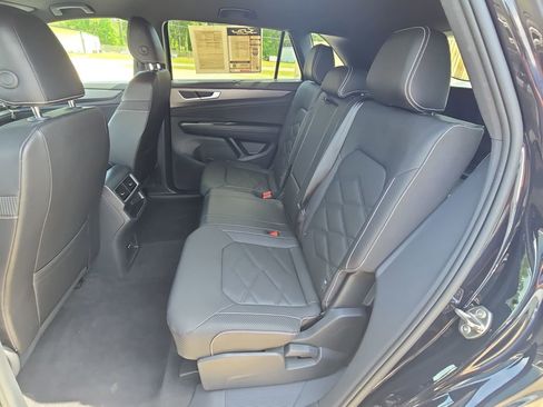 Used 2025 Volkswagen Atlas Cross Sport SE AWD/4WD image 33