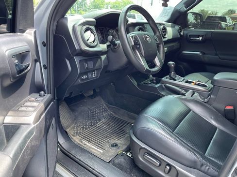 Used 2021 Toyota Tacoma TRD Off-Road w/ TRD Premium Off Road Package AWD/4WD image 5