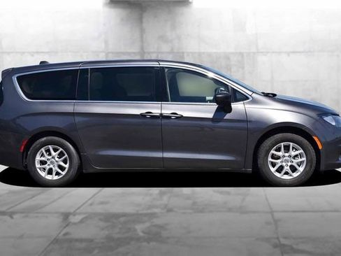 Used 2023 Chrysler Voyager LX FWD image 5