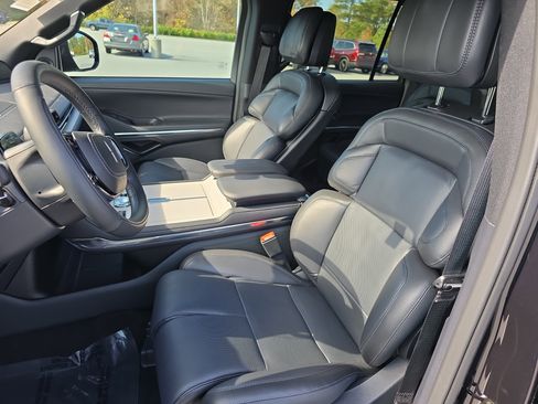 New 2025 Lincoln Navigator Reserve w/ Jet Appearance Package image 14